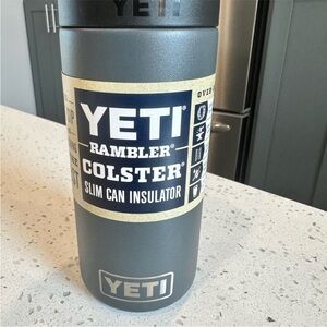 Yeti Rambler Colster in Dark Gray